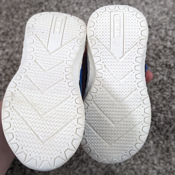 NEVER WORN Carters Toddler Size 6 shoe - Picture 5 of 6